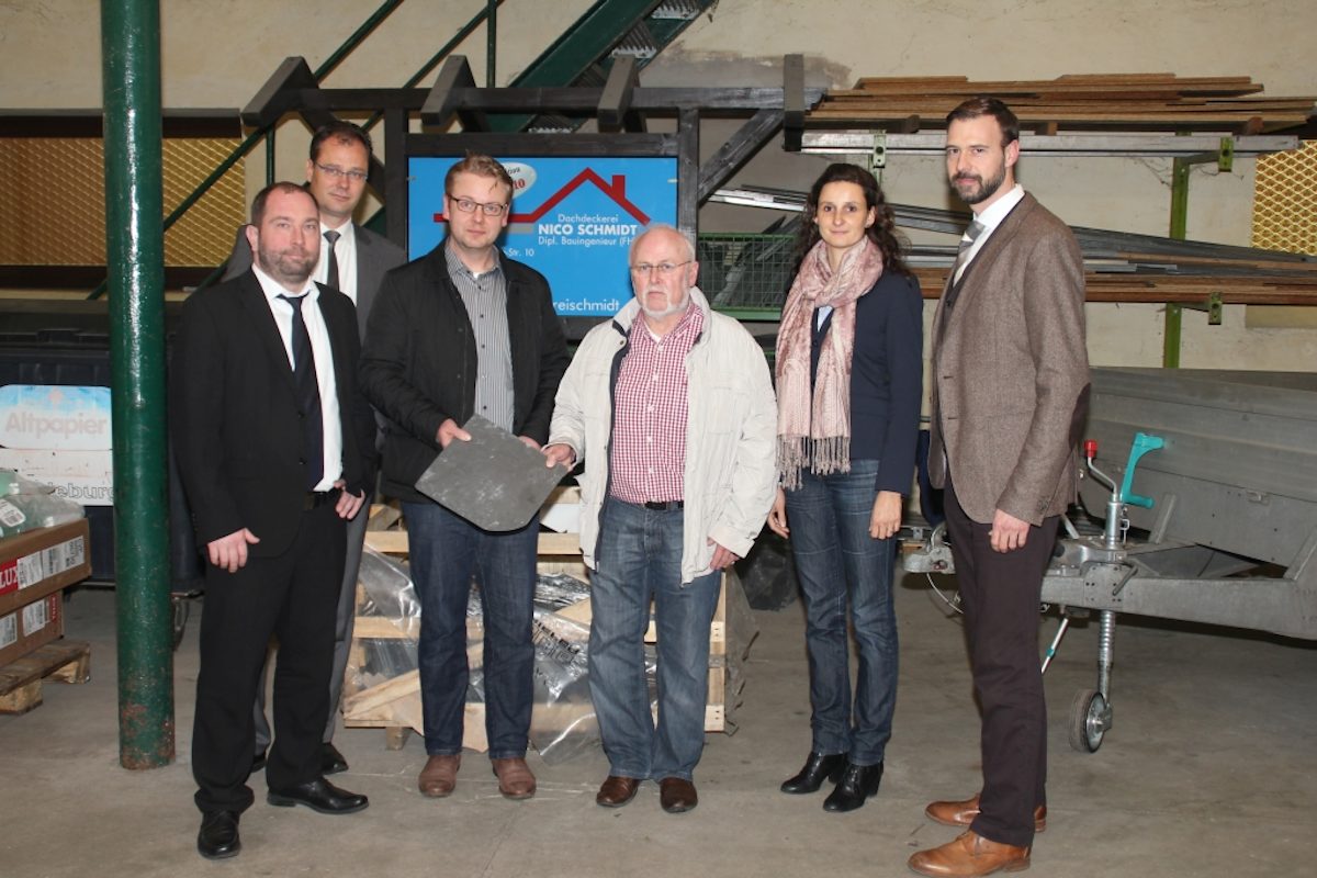 Übergeber, Übernehmer und Partner (v.l.): Nils Sandvoß und Matthias Neumann von der Investitionsbank, Inhaber Nico Schmidt, Altinhaber Engelbert Schmidt, Romy Meseberg und Matthias Zieler von der Handwerkskammer.