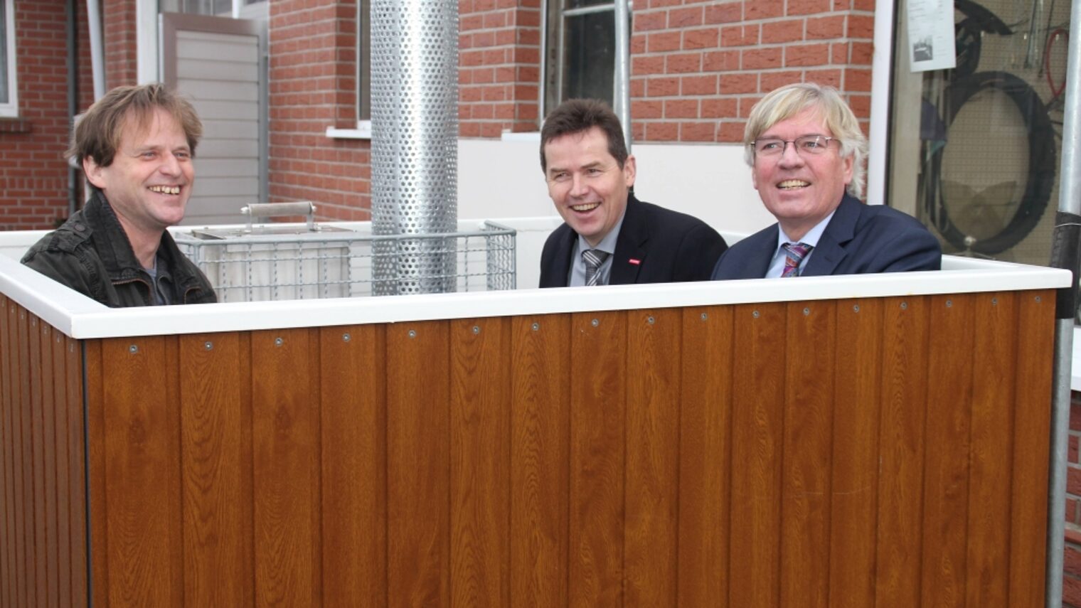 Probesitzen in der holzbeheizten Gartenbadewanne: Betriebsinhaber Heiko Meyer (l.), Kammerpräsident Hagen Mauer (M.)und Wirtschaftsminister Hartmut Möllring.