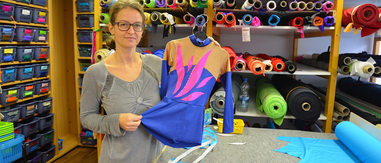 Glückliche Unternehmerin: Jana Wolter schneidert in Magdeburg Turn- und Tanzbekleidung. Glückliche Unternehmerin: Jana Wolter schneidert in Magdeburg Turn- und Tanzbekleidung.