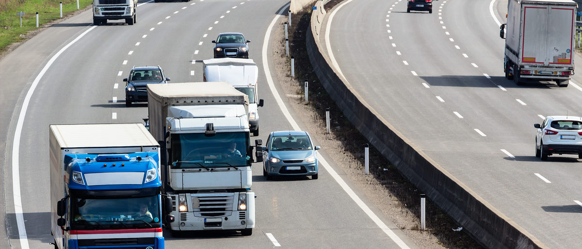 Lastwagen auf der Autobahn. Transport auf der Straße für Güter. Schlagwort(e): Autobahn, Autobahnen, Autobahnmaut, Maut, mautpflichtig, Infrastruktur, Verkehr, Straße, Auto, Autos, KFZ, Autoverkehr, PKW, fahren, Strasse, Strassenverkehr, Straßenverkehr, Fahrzeug, Fahrzeuge, Fahrbahn, LKW, Lkw, Transport, Fernfahrer, Ruhezeiten, Güterverkehr, Rastplatz, Logistik, Spedition, Lastwagen, Lastkraftwagen, Laster, Lastauto, Truck, Fracht, Cargo, Güter, transportieren, Gütertransport, Güterbeförderung, Trucker, Transportlogistik, Waren, Klimaveränderung, Zugmaschine, Transporter, Brummi, A1, Westautobahn, autobahn, autobahnen, autobahnmaut, maut, mautpflichtig, infrastruktur, verkehr, strae, auto, autos, kfz, autoverkehr, pkw, fahren, strasse, strassenverkehr, straenverkehr, fahrzeug, fahrzeuge, fahrbahn, lkw, lkw, transport, fernfahrer, ruhezeiten, gterverkehr, rastplatz, logistik, spedition, lastwagen, lastkraftwagen, laster, lastauto, truck, fracht, cargo, gter, transportieren, gtertransport, gterbefrderung, trucker, transportlogistik, waren, klimavernderung, zugmaschine, transporter, brummi, a1, westautobahn