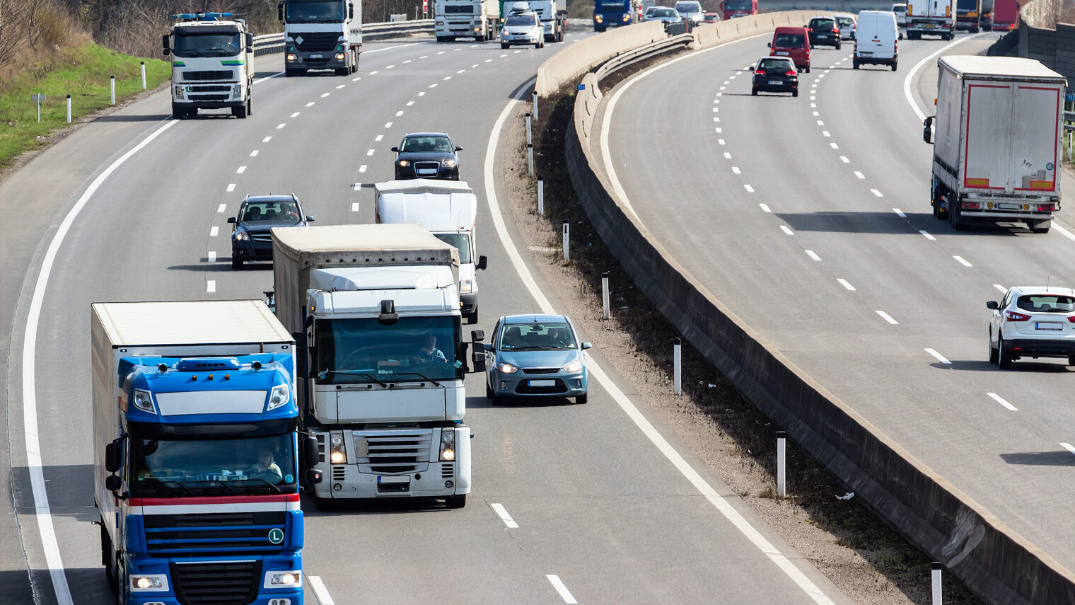 Lastwagen auf der Autobahn. Transport auf der Straße für Güter. Schlagwort(e): Autobahn, Autobahnen, Autobahnmaut, Maut, mautpflichtig, Infrastruktur, Verkehr, Straße, Auto, Autos, KFZ, Autoverkehr, PKW, fahren, Strasse, Strassenverkehr, Straßenverkehr, Fahrzeug, Fahrzeuge, Fahrbahn, LKW, Lkw, Transport, Fernfahrer, Ruhezeiten, Güterverkehr, Rastplatz, Logistik, Spedition, Lastwagen, Lastkraftwagen, Laster, Lastauto, Truck, Fracht, Cargo, Güter, transportieren, Gütertransport, Güterbeförderung, Trucker, Transportlogistik, Waren, Klimaveränderung, Zugmaschine, Transporter, Brummi, A1, Westautobahn, autobahn, autobahnen, autobahnmaut, maut, mautpflichtig, infrastruktur, verkehr, strae, auto, autos, kfz, autoverkehr, pkw, fahren, strasse, strassenverkehr, straenverkehr, fahrzeug, fahrzeuge, fahrbahn, lkw, lkw, transport, fernfahrer, ruhezeiten, gterverkehr, rastplatz, logistik, spedition, lastwagen, lastkraftwagen, laster, lastauto, truck, fracht, cargo, gter, transportieren, gtertransport, gterbefrderung, trucker, transportlogistik, waren, klimavernderung, zugmaschine, transporter, brummi, a1, westautobahn