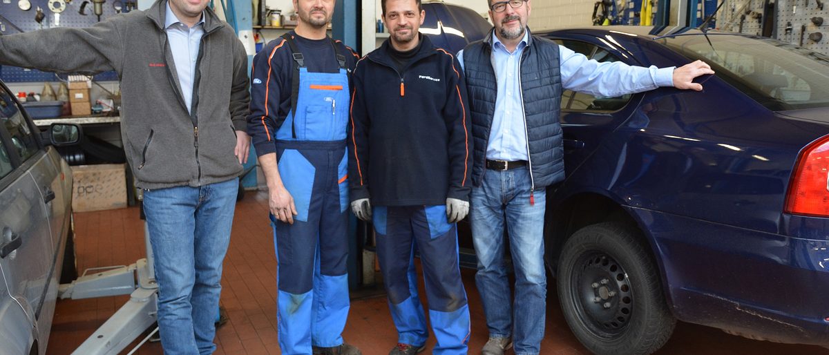 Ein Team (v.r.): Geschäftsführer Matthias Helbig, Azubi Anees Alsamel, Geselle Sebastian Puchta und Juniorchef Thomas Helbig. Ein Team (v.r.): Geschäftsführer Matthias Helbig, Azubi Anees Alsamel, Geselle Sebastian Puchta und Juniorchef Thomas Helbig.