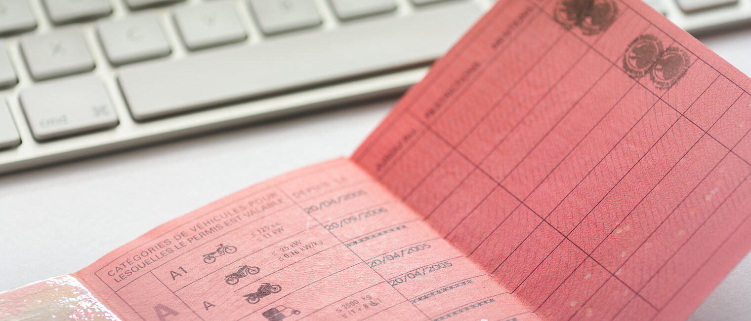 Inside a french driver licence and white keyboard Schlagwort(e): auto, automobile, car, certificate, control, driver, driver licence, driving, driving licence, driving permit, europe, france, french, identity paper, keyboard, law, laws, licence, moto, motorbike, motorist, pen, permit, pink, point, police control, traffic law, auto, automobile, car, certificate, control, driver, driver licence, driving, driving licence, driving permit, europe, france, french, identity paper, keyboard, law, laws, licence, moto, motorbike, motorist, pen, permit, pink, point, police control, traffic law
