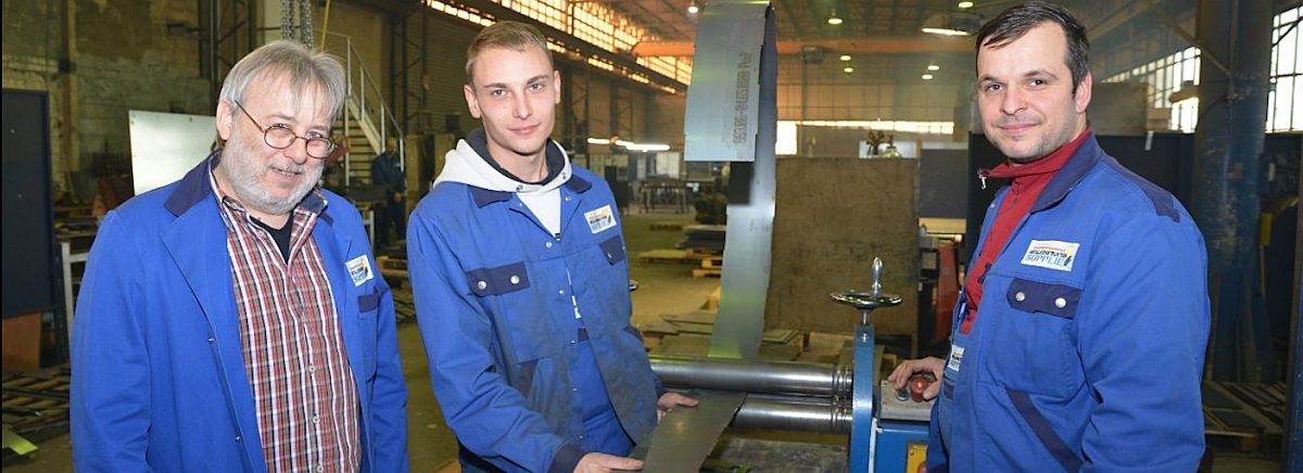 Gute Erfahrungen mit dem Landesprogramm: Geschäftsführer Uwe Supplie (v.l.), Azubi Lars Geißler und Ausbildungsleiter Karsten Vanselow von der Metallkonstruktion Supplie GmbH.