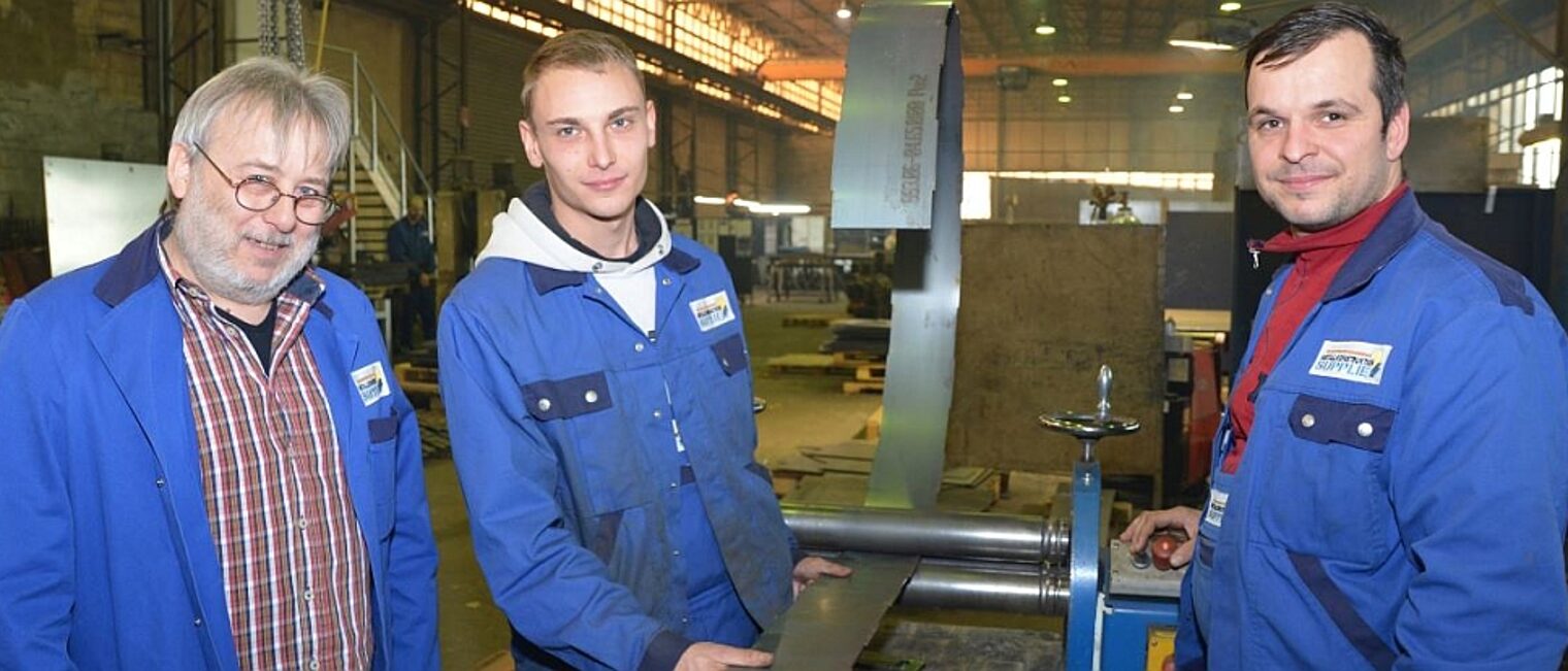 Gute Erfahrungen mit dem Landesprogramm: Geschäftsführer Uwe Supplie (v.l.), Azubi Lars Geißler und Ausbildungsleiter Karsten Vanselow von der Metallkonstruktion Supplie GmbH. Gute Erfahrungen mit dem Landesprogramm: Geschäftsführer Uwe Supplie (v.l.), Azubi Lars Geißler und Ausbildungsleiter Karsten Vanselow von der Metallkonstruktion Supplie GmbH.