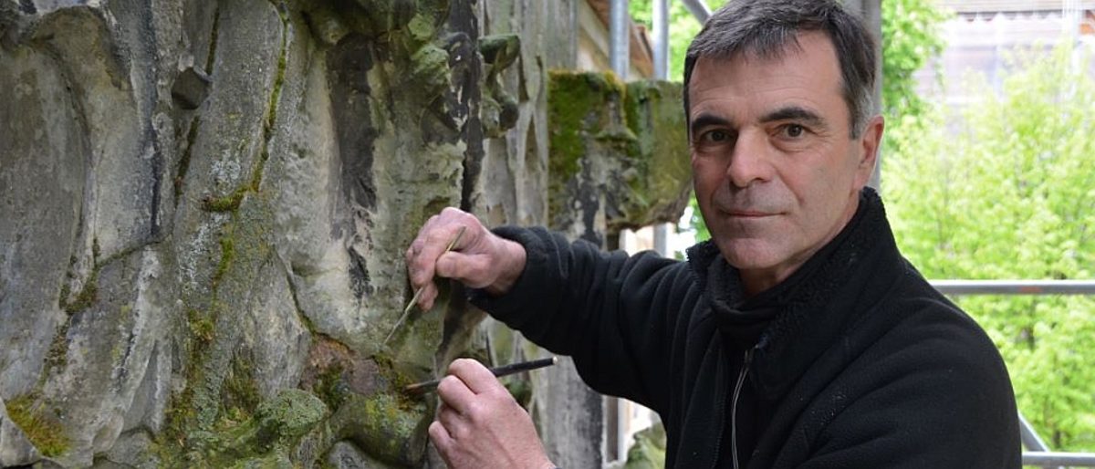 Einsatz an der Ölbergkapelle neben dem Kloster Unser Lieben Frauen in Magdeburg: Steinmetz Peter Beneke. Einsatz an der Ölbergkapelle neben dem Kloster Unser Lieben Frauen in Magdeburg: Steinmetz Peter Beneke.