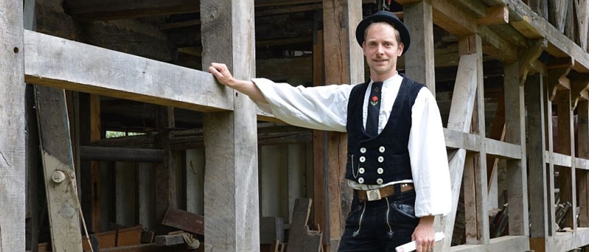 Der Meister und sein aktuelles Projekt: Christian Lellau im Pfarrhaus von Hoppenstedt. Der Meister und sein aktuelles Projekt: Christian Lellau im Pfarrhaus von Hoppenstedt.