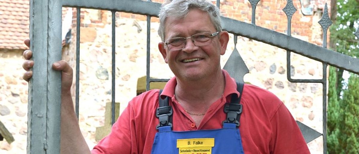 Ist stolz auf "seine" Zaunanlage an der Kirche von Häsewig: Metallbauermeister Bernd Falke. Ist stolz auf "seine" Zaunanlage an der Kirche von Häsewig: Metallbauermeister Bernd Falke.