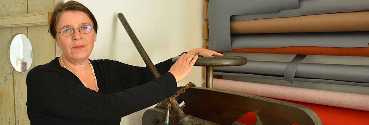 Buchbindemeisterin Sylvia Juhl in ihrer Werkstatt in Salzwedel.