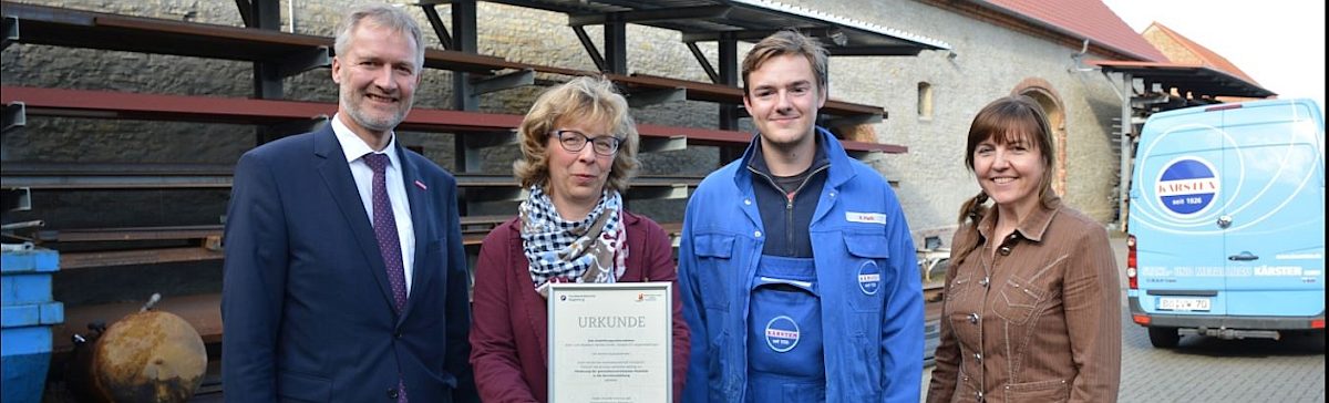 Urkunden-Übergabe in Langenweddingen (v. l.): Burghard Grupe, Dörte Kärsten, Robin Plath und Izabela Peter.