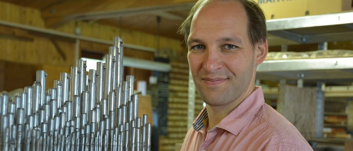 Der Orgelbauermeister Johannes Hüfken in seiner Werkstatt. Der Orgelbauermeister Johannes Hüfken in seiner Werkstatt.