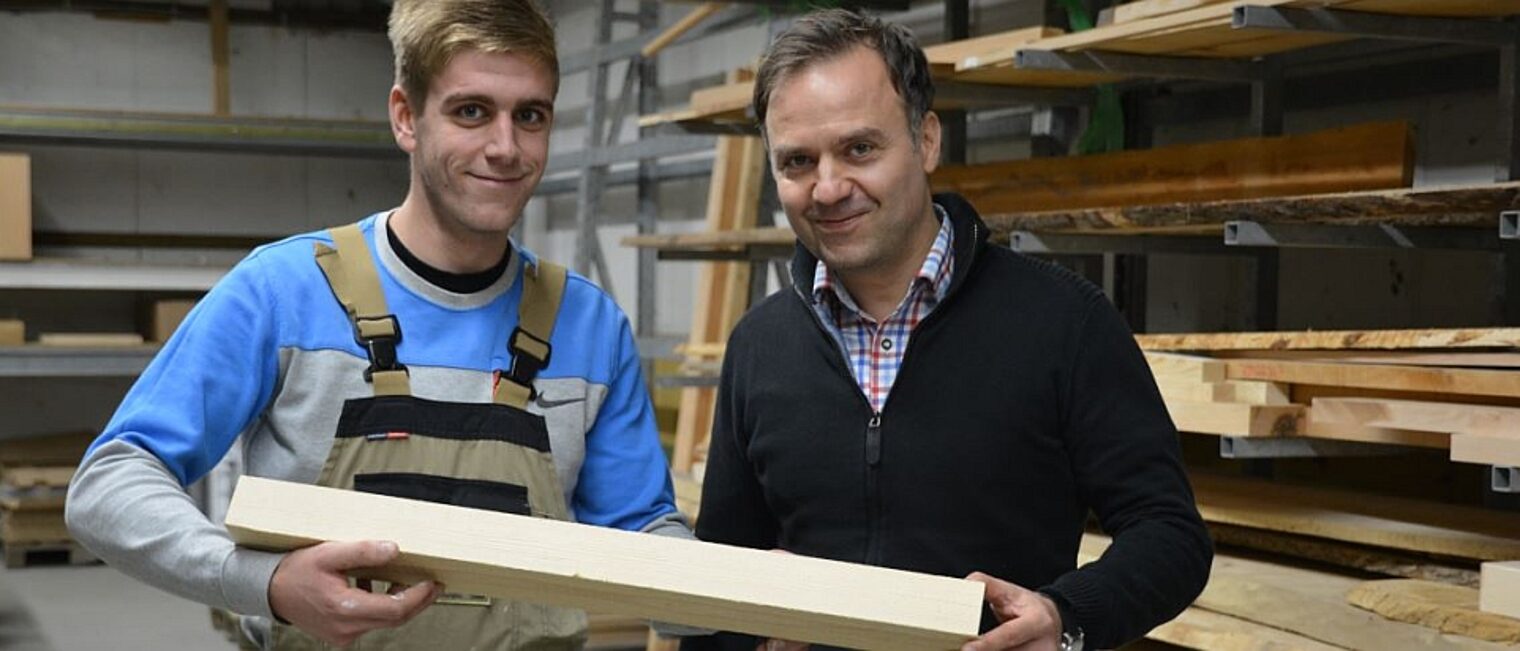 Geschäftsführer Tino Berndt (r.) mit dem Auszubildenden Thiemo Stolpe Geschäftsführer Tino Berndt (r.) mit dem Auszubildenden Thiemo Stolpe