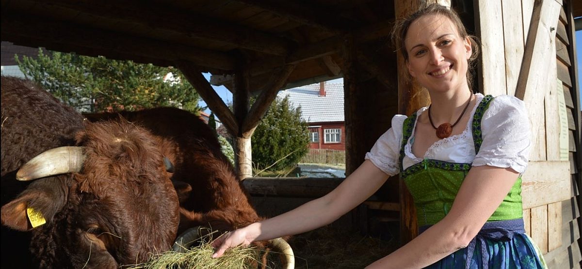 Julia Thielecke mit Kuh Berte und Bulle Hannibal.