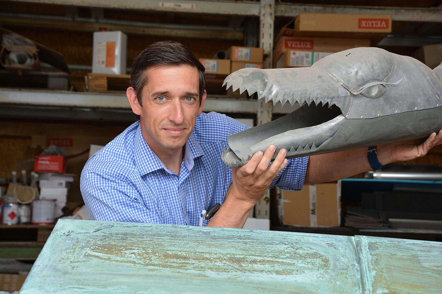Dachdeckermeister Norbert Augner in der Werkstatt.
