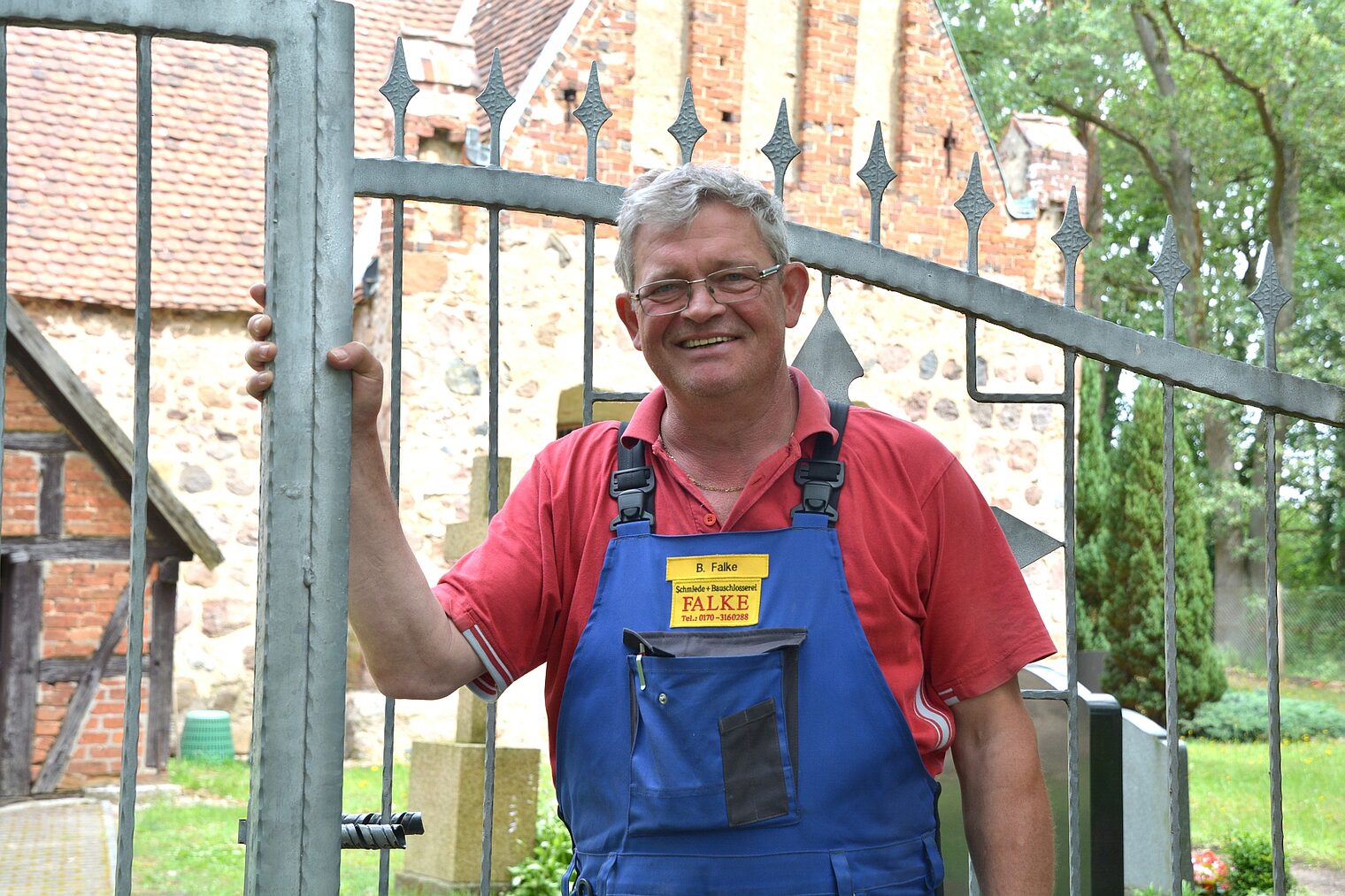 Metallbauermeister Bernd Falke an seiner Zaunanlage an der Kirche von Häsewig.