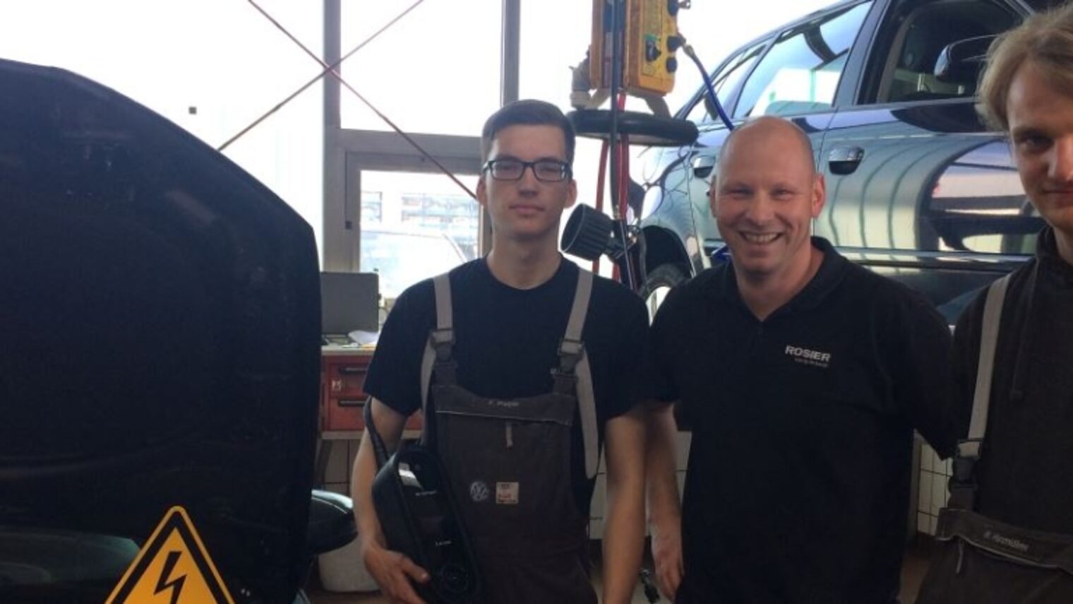 Ausbildung in der Fachrichtung Sytem- und Hochvolttechnik bei Rosier in Stendal: v. l. Azubi Fabrice Pieper, Ausbildung Rocco Schulz und Azubi Martin Hinmüller