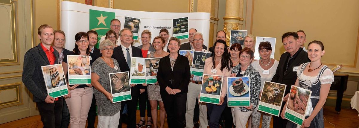 Die Preisträger mit Ministerpräsident Dr. Reiner Haseloff und Landwirtschaftsministerin Prof. Dr. Claudia Dalbert. Die Preisträger mit Ministerpräsident Dr. Reiner Haseloff und Landwirtschaftsministerin Prof. Dr. Claudia Dalbert.