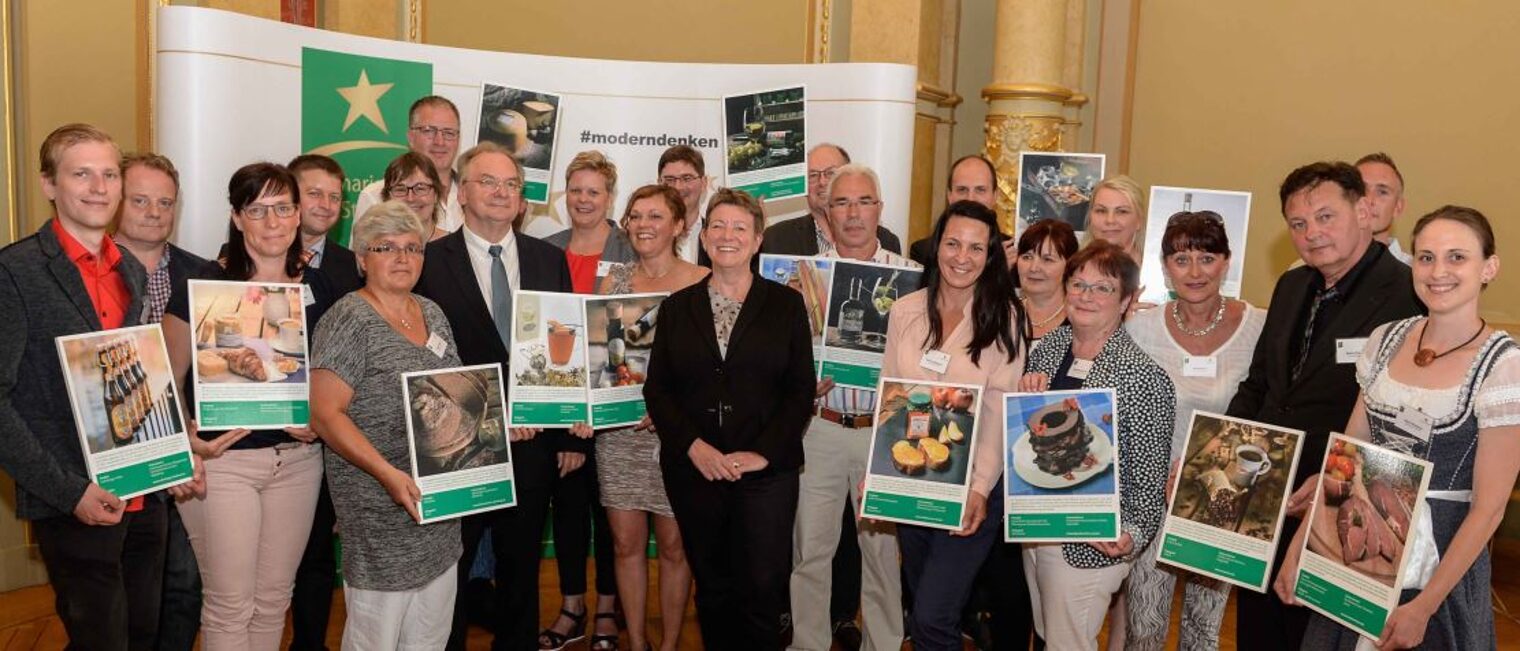 Die Preisträger mit Ministerpräsident Dr. Reiner Haseloff und Landwirtschaftsministerin Prof. Dr. Claudia Dalbert.