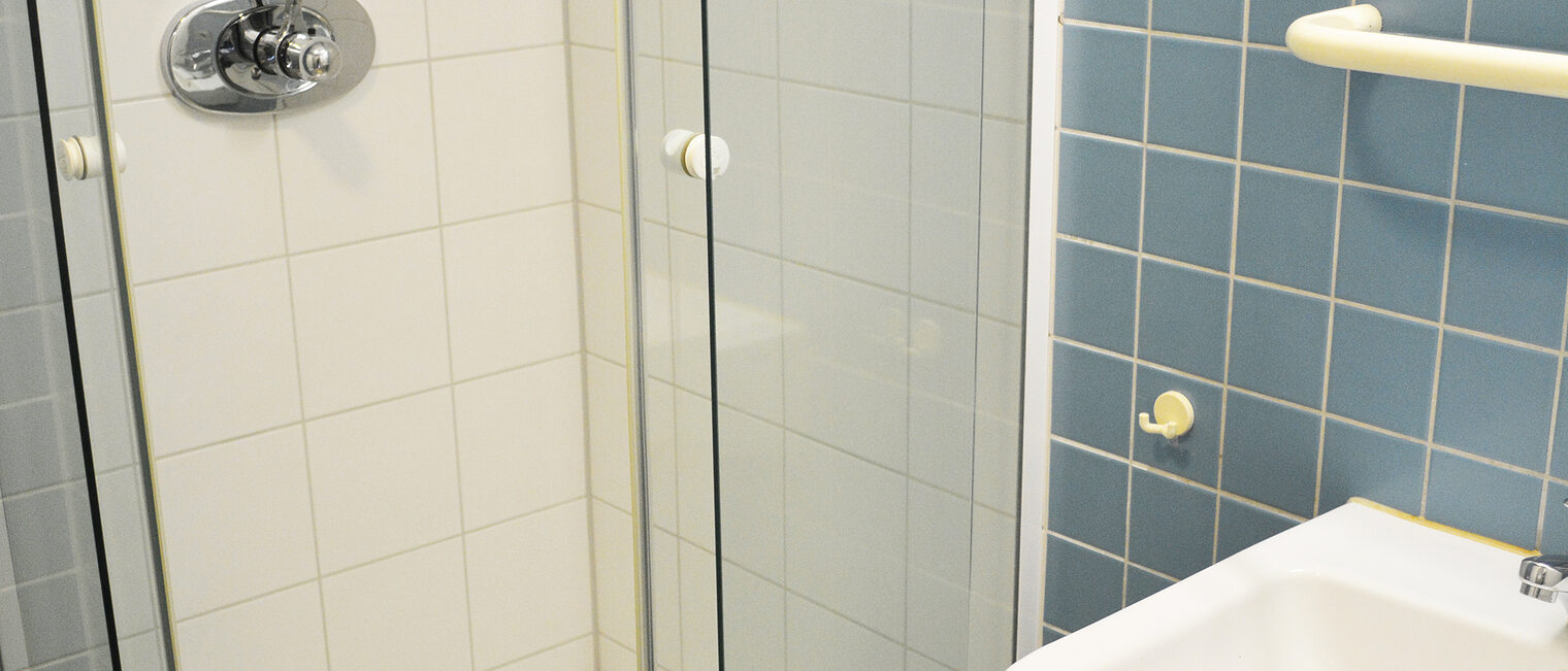 Badezimmer mit Dusche und Waschbecken.