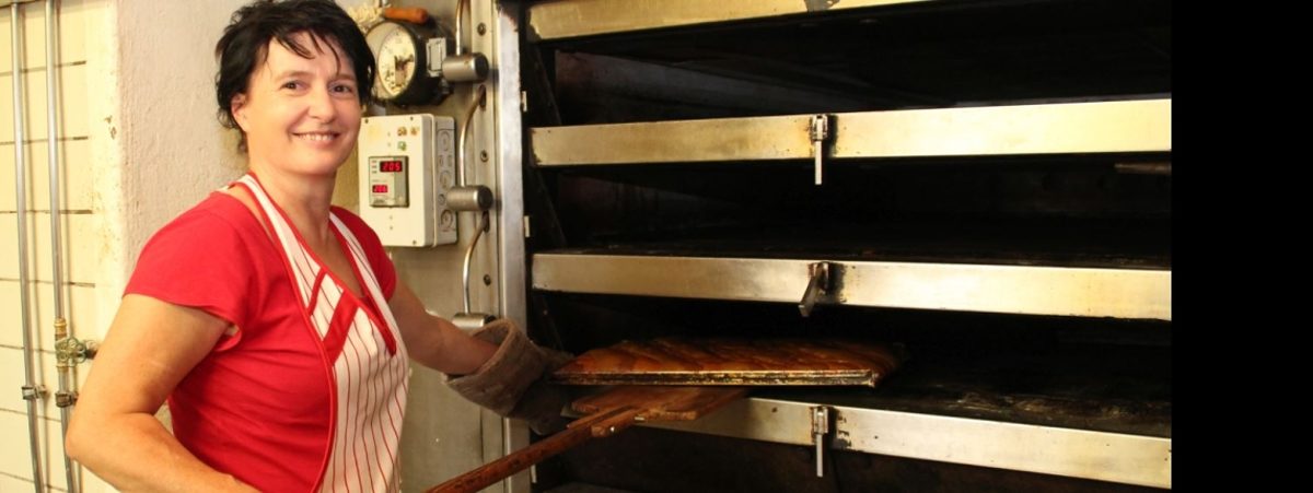 Hat viel Freude an ihrer Arbeit: Konditormeisterin Janet Riemenschneider aus Darlingerode. Hat viel Freude an ihrer Arbeit: Konditormeisterin Janet Riemenschneider aus Darlingerode.