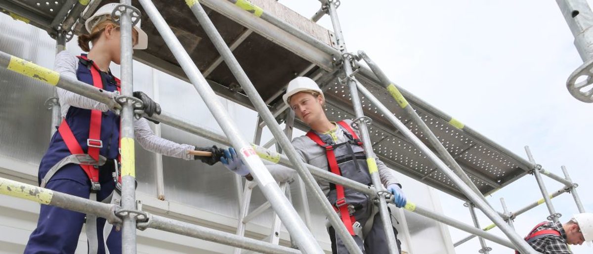 Construction workers installing scaffolding on site Schlagwort(e): people, man, men, construction, scaffolding, frame, worker, builder, building, security, hard hat, equipment, apprenticeship, training, professional, occupation, business, student, working, outdoors, industry, site, craftsmanship, people, man, men, construction, scaffolding, frame, worker, builder, building, security, hard hat, equipment, apprenticeship, training, professional, occupation, business, student, working, outdoors, industry, site, craftsmanship
