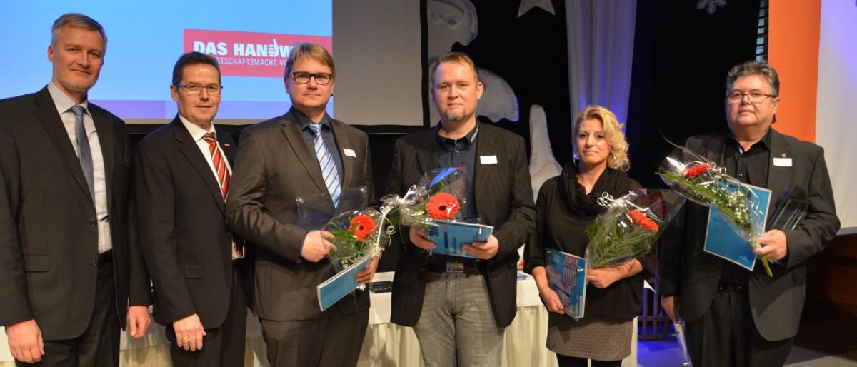 Burghard Grupe (v.l.), Hagen Mauer und Vertreter der ausgezeichneten Ausbildungsbetriebe Metallbau Nieder, Fliesen-Schreiber, Marianne Jonas und Bäckerei Schwarz Die ausgezeichneten Ausbildungsbetriebe "Vorbildliche Ausbildungsbetriebe 2018" des Leistungswettbewerbs