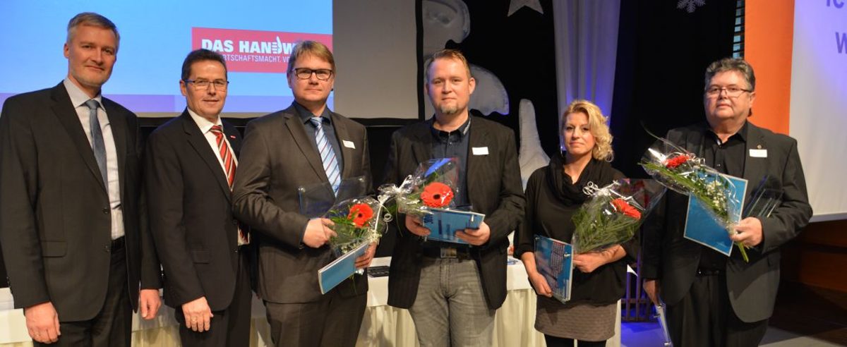 Burghard Grupe (v.l.), Hagen Mauer und Vertreter der ausgezeichneten Ausbildungsbetriebe Metallbau Nieder, Fliesen-Schreiber, Marianne Jonas und Bäckerei Schwarz Die ausgezeichneten Ausbildungsbetriebe "Vorbildliche Ausbildungsbetriebe 2018" des Leistungswettbewerbs