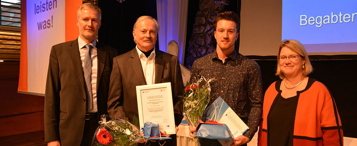 Geschäftsführer der Handwerkskammer Magdeburg Burghard Grupe (v.l.), Geschäftsführer Rundfunk GmbH & Co. KG Gernrode Klaus-Dieter Weber, Auszubildender Martin Schmidt und Staatssekretärin Susi Möbbeck. Europass Übergabe Martin Schmidt