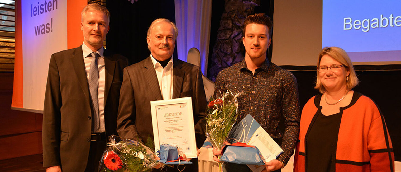 Geschäftsführer der Handwerkskammer Magdeburg Burghard Grupe (v.l.), Geschäftsführer Rundfunk GmbH & Co. KG Gernrode Klaus-Dieter Weber, Auszubildender Martin Schmidt und Staatssekretärin Susi Möbbeck. Europass Übergabe Martin Schmidt