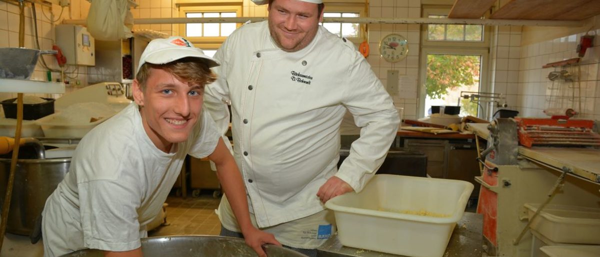 Azubi Adrien Lenze (l.) und Bäckermeister David Bahrendt in der Backstube in Lindhorst. Bäcker Azubi Adrien Lenze und Ausbildungsleiter David Bahrendt