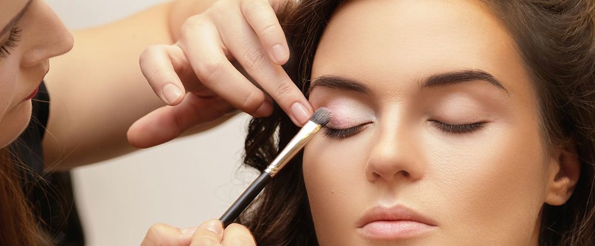 Makeup artist applying cosmetics on model face Schlagwort(e): makeup, artist, beautiful, model, woman, face, beauty, fashion, make, female, girl, up, applying, young, glamour, white, hair, eye, caucasian, cosmetic, professional, studio, portrait, backstage, brunette, skin, work, style, stylish, foundation, eyebrow, sensuality, practice, pretty, attractive, skilled, professional, eyeshadow, brush, pink, makeup, artist, beautiful, model, woman, face, beauty, fashion, make, female, girl, up, applying, young, glamour, white, hair, eye, caucasian, cosmetic, professional, studio, portrait, backstage, brunette, skin, work, style, stylish, foundation, eyebrow, sensuality, practice, pretty, attractive, skilled, eyeshadow, brush, pink