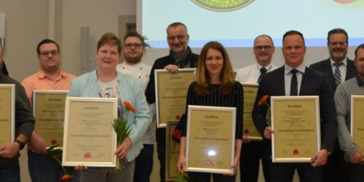 Vertreter der mit dem Umweltsiegel ausgezeichneten Handwerksbetriebe 2019 Vertreter der mit dem Umweltsiegel ausgezeichneten Handwerksbetriebe 2019