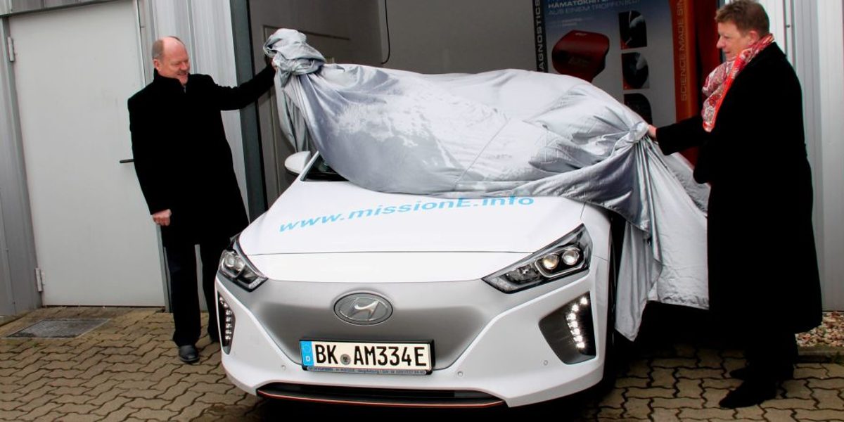 Prof. Dr. Claudia Dalbert (Ministerin für Umwelt, Landwirtschaft und Energie) und Thomas Webel (Minister für Landesentwicklung und Verkehr) bei der Enthüllung des ersten Elektro-Fahrzeuges, das im Rahmen der mission:e verliehen wird. Enthüllung eines Elektrofahrzeuges beim Start der mission:e