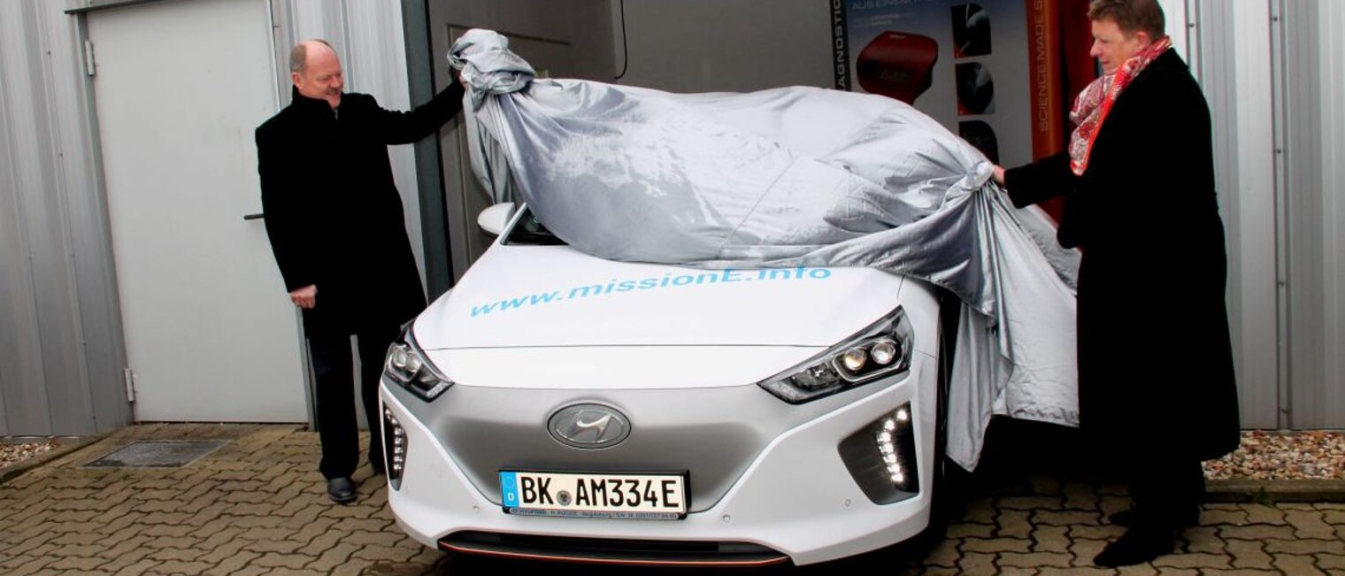 Prof. Dr. Claudia Dalbert (Ministerin für Umwelt, Landwirtschaft und Energie) und Thomas Webel (Minister für Landesentwicklung und Verkehr) bei der Enthüllung des ersten Elektro-Fahrzeuges, das im Rahmen der mission:e verliehen wird. Enthüllung eines Elektrofahrzeuges beim Start der mission:e