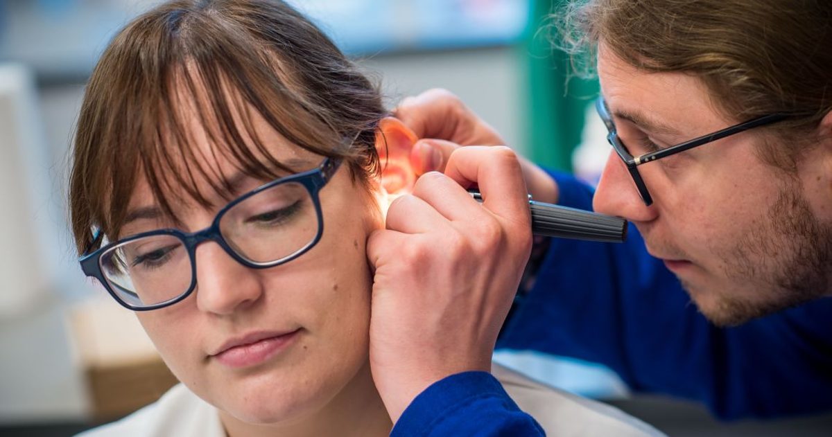 Hörakustiker passt Hörgerät an