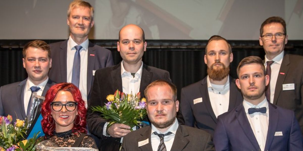 Die jahrgangsbesten Meister (v.l.) Henning Fabian, Yvonne Lechner, Burghard Grupe (Handwerkskammer-Hauptgeschäftsführer), Alexander Süß, Nico Bammel, Patrick Arndt, Florian Sell, Hagen Mauer (Präsident) Die jahrgangsbesten Meister (v.l.) Henning Fabian, Yvonne Lechner, Burghard Grupe (Handwerkskammer-Hauptgeschäftsführer), Alexander Süß, Nico Bammel, Patrick Arndt, Florian Sell, Hagen Mauer (Präsident)