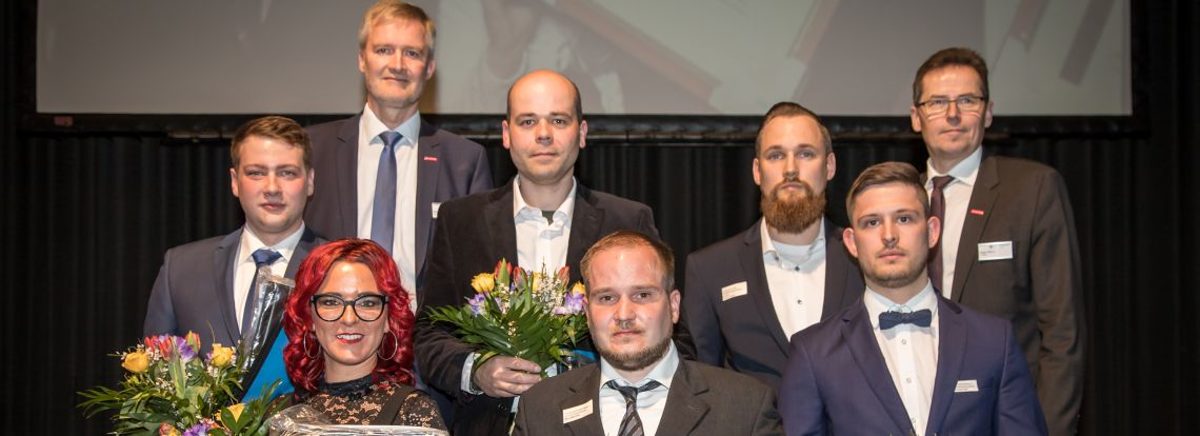 Die jahrgangsbesten Meister (v.l.) Henning Fabian, Yvonne Lechner, Burghard Grupe (Handwerkskammer-Hauptgeschäftsführer), Alexander Süß, Nico Bammel, Patrick Arndt, Florian Sell, Hagen Mauer (Präsident) Die jahrgangsbesten Meister (v.l.) Henning Fabian, Yvonne Lechner, Burghard Grupe (Handwerkskammer-Hauptgeschäftsführer), Alexander Süß, Nico Bammel, Patrick Arndt, Florian Sell, Hagen Mauer (Präsident)