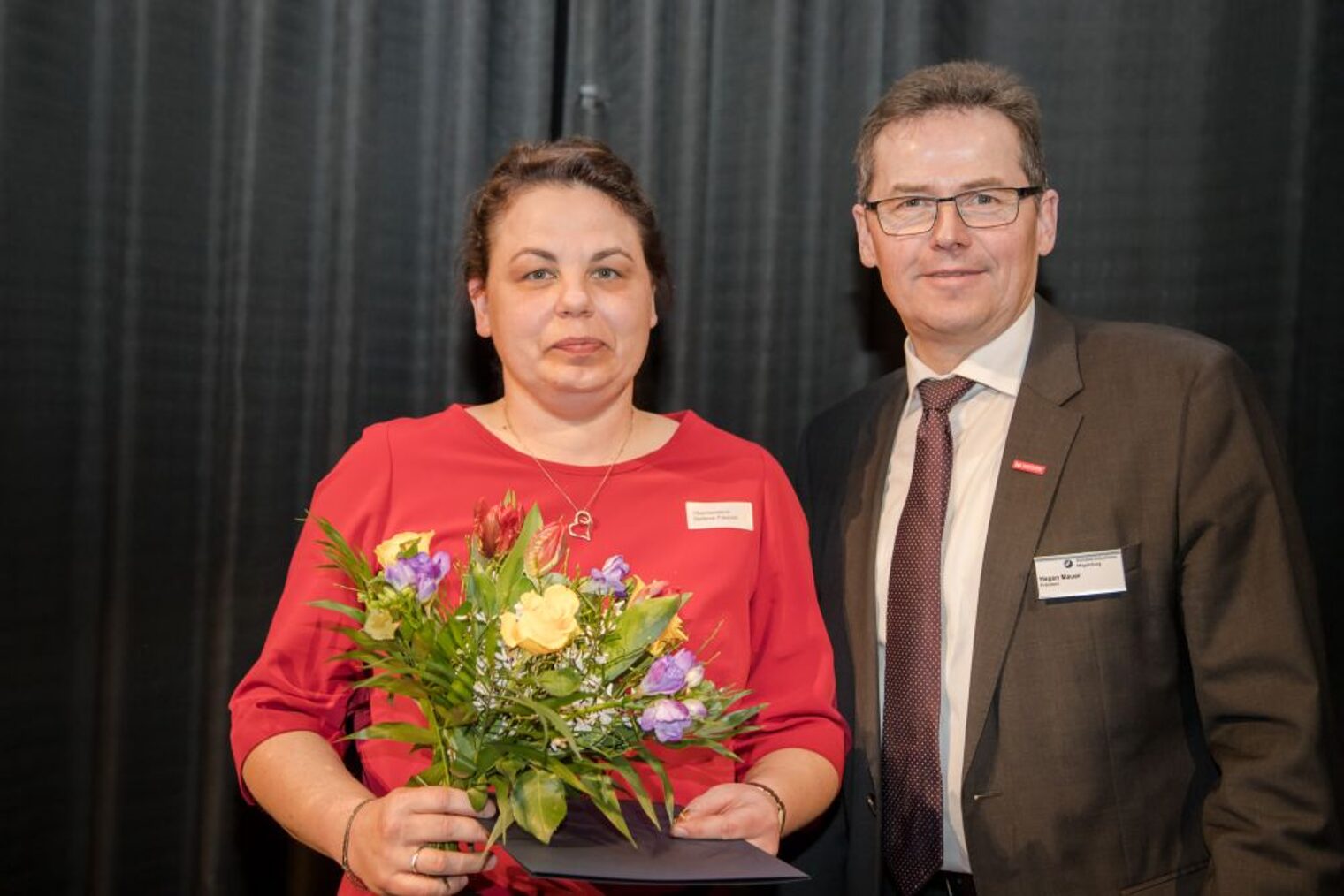 Stefanie Pasiciel wird zur Obermeisterin der Innung Damen- und Herrenschneider Stendal ernannt. Stefanie Pasiciel wird zur Obermeisterin der Innung Damen- und Herrenschneider Stendal ernannt.