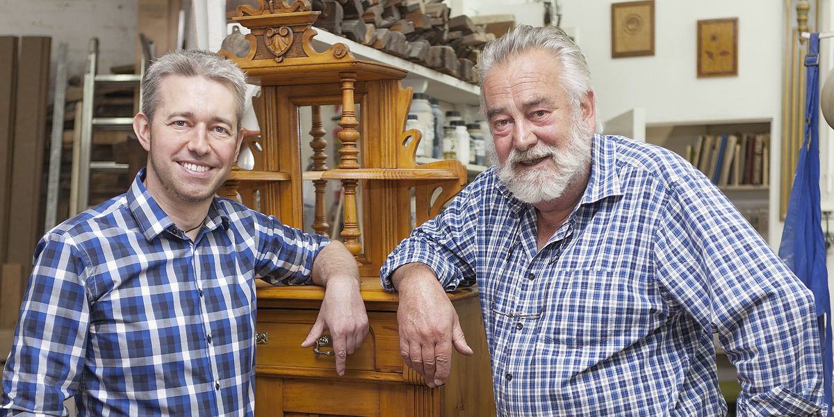 Junger und alter Handwerker