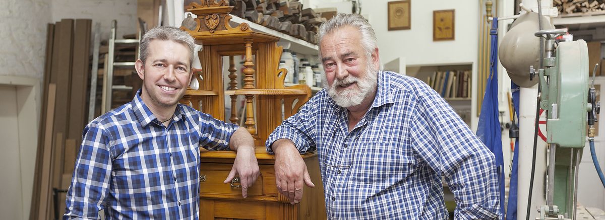 Junger und alter Handwerker