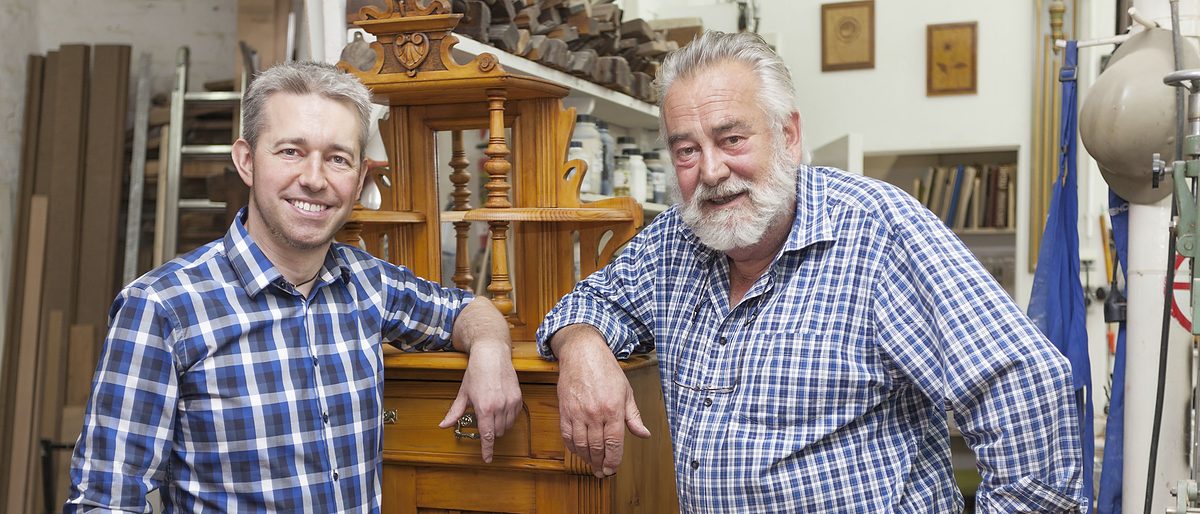 Junger und alter Handwerker