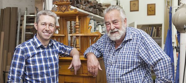 Junger und alter Handwerker