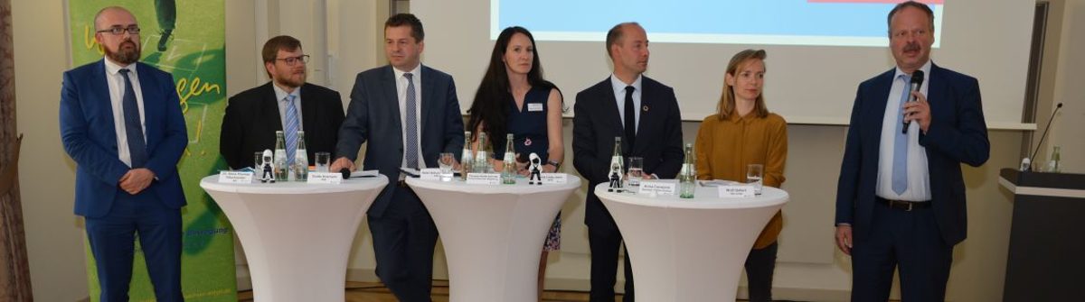 V. l. n. r.: Dr. Hans-Thomas Tillschneider (AfD), Guido Kosmehl (FDP), Sven Schulze (CDU), Therese Klette-Schrills (Handwerkskammer Magdeburg), Arne Lietz (SPD), Anna Cavazzini (Bündnis 90 / DIE GRÜNEN), Wulf Gallert (DIE LINKE) Europawahlkandidaten im Wahlforum des Haus des Handwerks