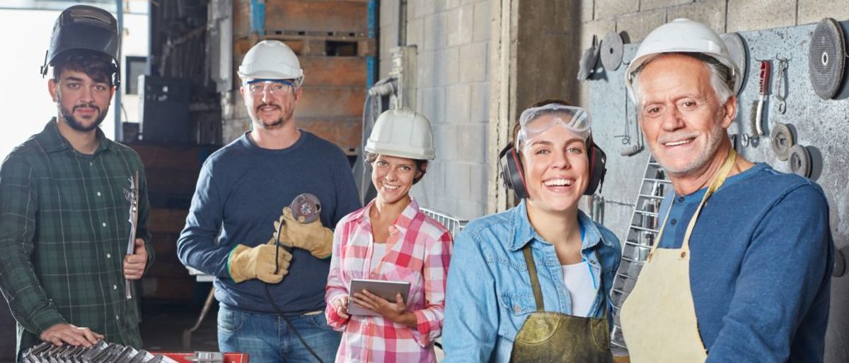 Personalberatung: Handwerker und Metallarbeiter als erfolgreiches Team in einem Metallbau Betrieb