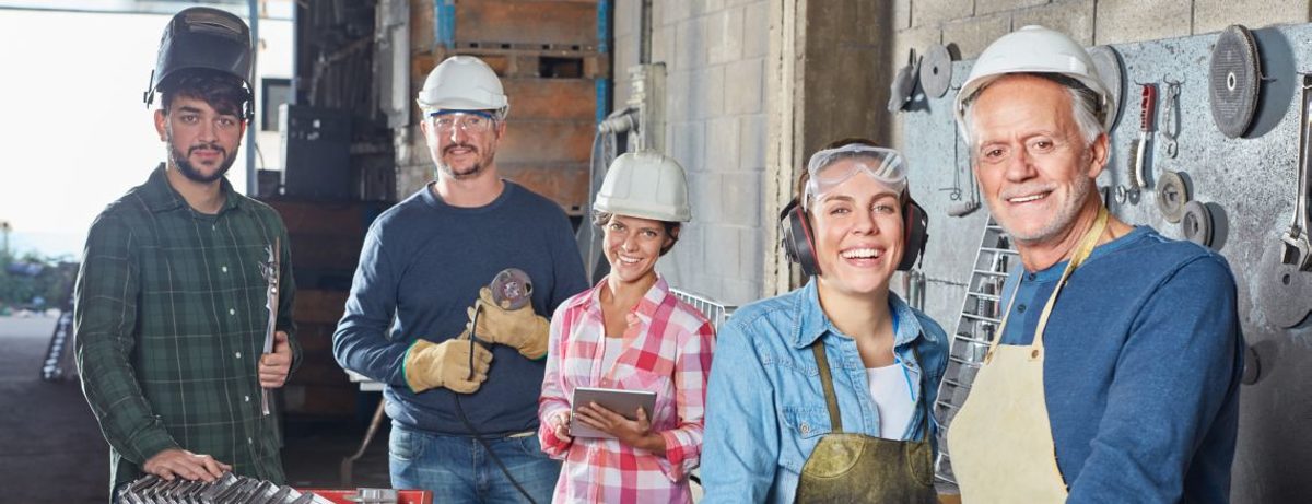 Personalberatung: Handwerker und Metallarbeiter als erfolgreiches Team in einem Metallbau Betrieb