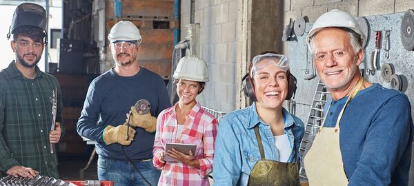 Personalberatung: Handwerker und Metallarbeiter als erfolgreiches Team in einem Metallbau Betrieb