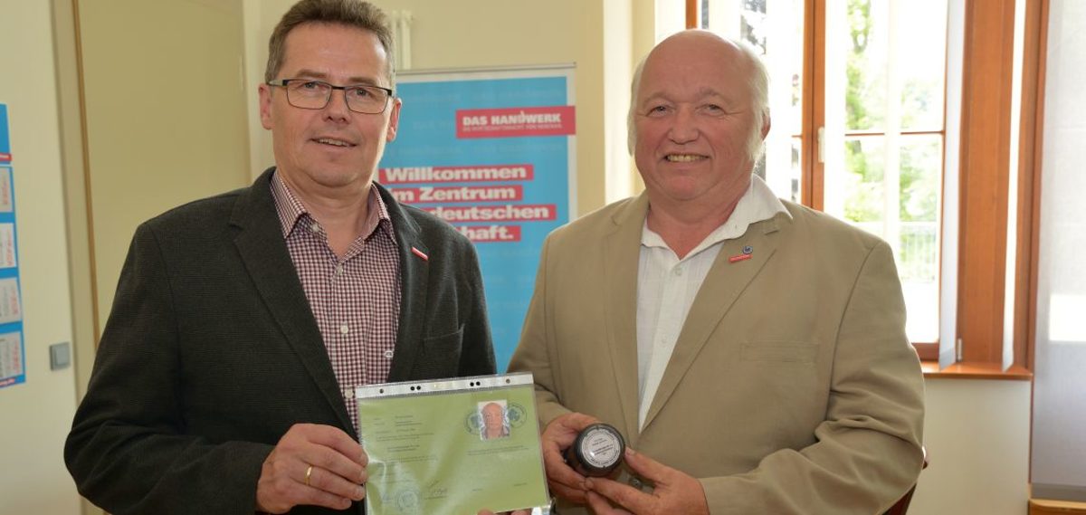 Ronald Lembke (r.) ist nun öffentlich bestellter und vereidigter Sachverständiger der Handwerkskammer Magdeburg. Sachverständigenvereidigung Handwerkskammer Magdeburg