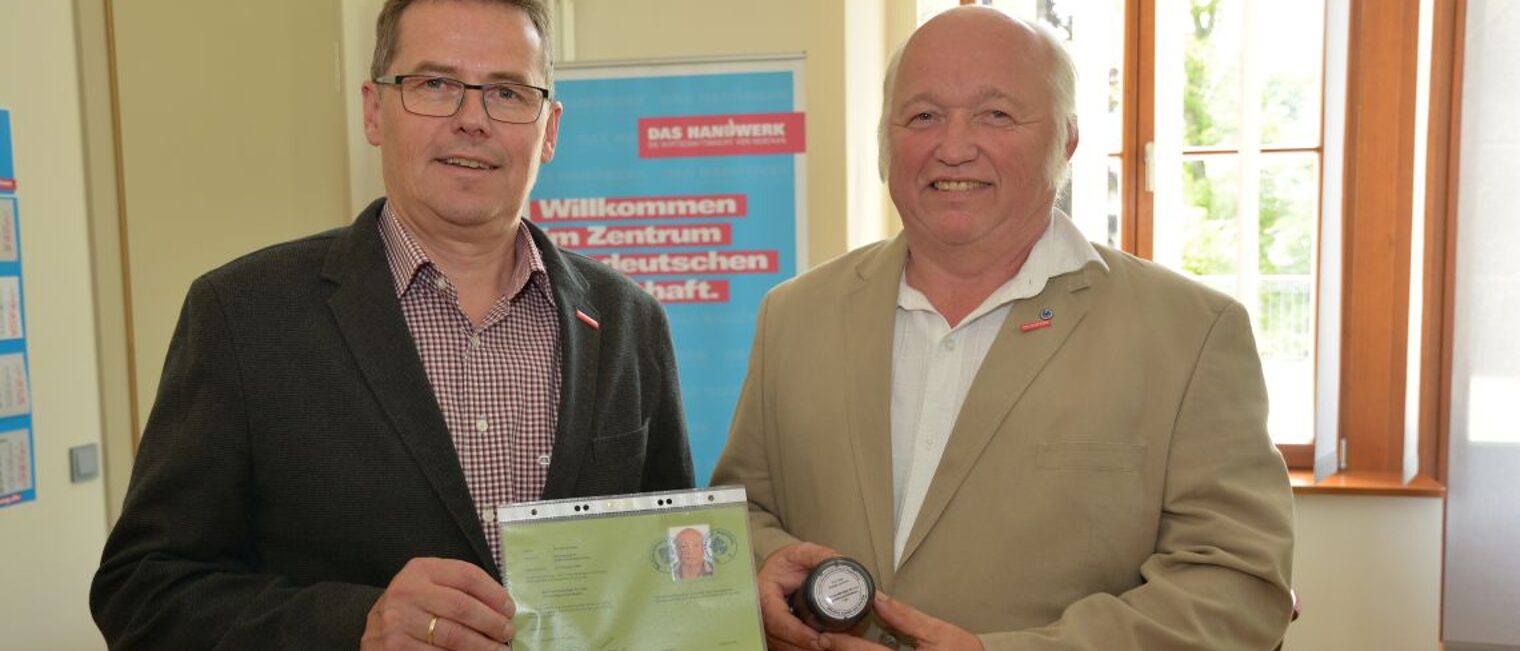 Ronald Lembke (r.) ist nun öffentlich bestellter und vereidigter Sachverständiger der Handwerkskammer Magdeburg. Sachverständigenvereidigung Handwerkskammer Magdeburg