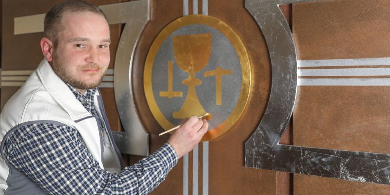 Maler Nico Bammel hat den Meistertitel als Bester seines Gewerkes errungen. Malermeister Nico Bammel bei der Arbeit.