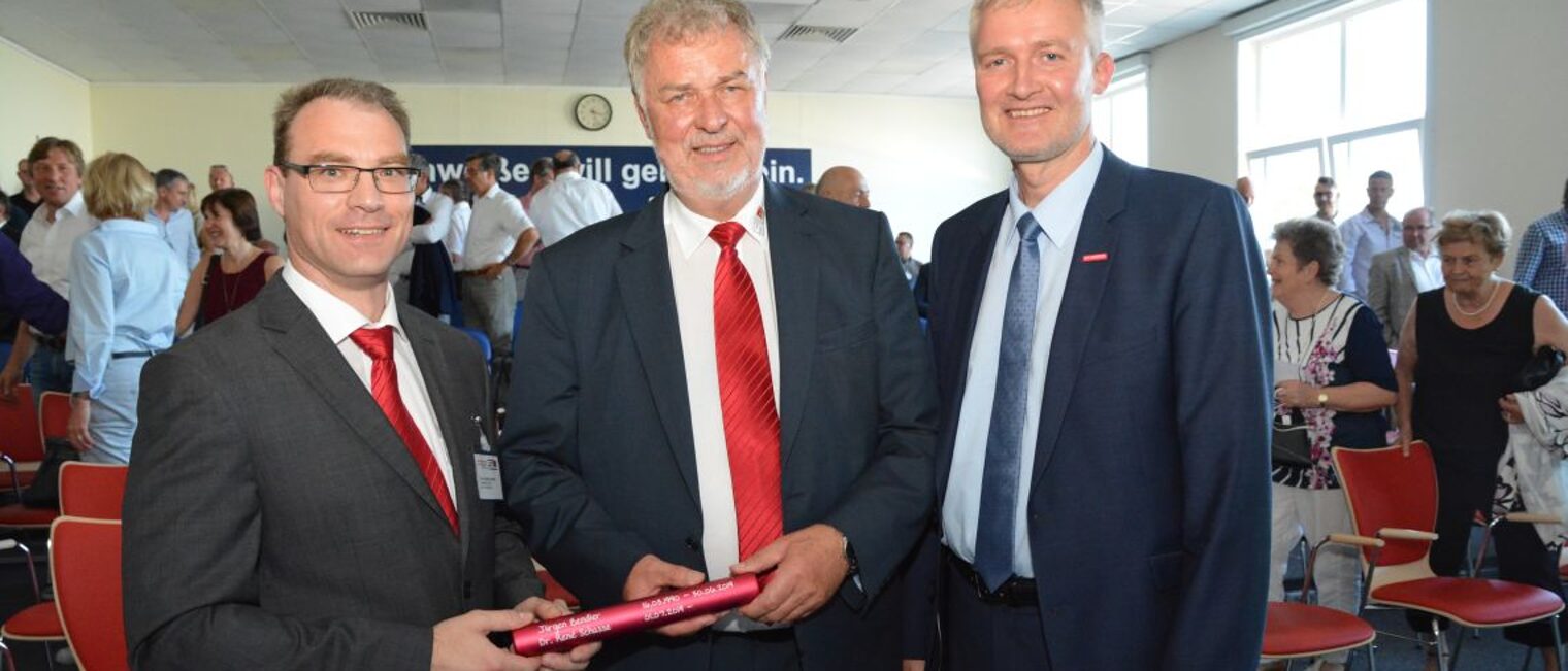 Nach über 29 Jahren Geschäftsführertätigkeit übergibt Jürgen Bendler (Mitte) den Staffelstab an seinen Nachfolger Dr.-Ing. René Schasse (links). Mit dabei ist Hauptgeschäftsführer der Handwerkskammer Magdeburg Burghard Grupe (rechts). Nach über 29 Jahren Geschäftsführertätigkeit übergibt Jürgen Bendler (Mitte) den Staffelstab an seinen Nachfolger Dr.-Ing. René Schasse (links). Mit dabei ist Hauptgeschäftsführer der Handwerkskammer Magdeburg Burghard Grupe (rechts).